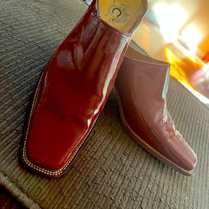 like new Charlie Horse dark red patent leather slide SZ 7